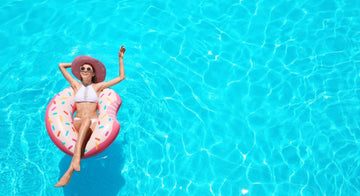 Poolside Skin: il trend dell'estate 2026 per una pelle luminosa e fresca